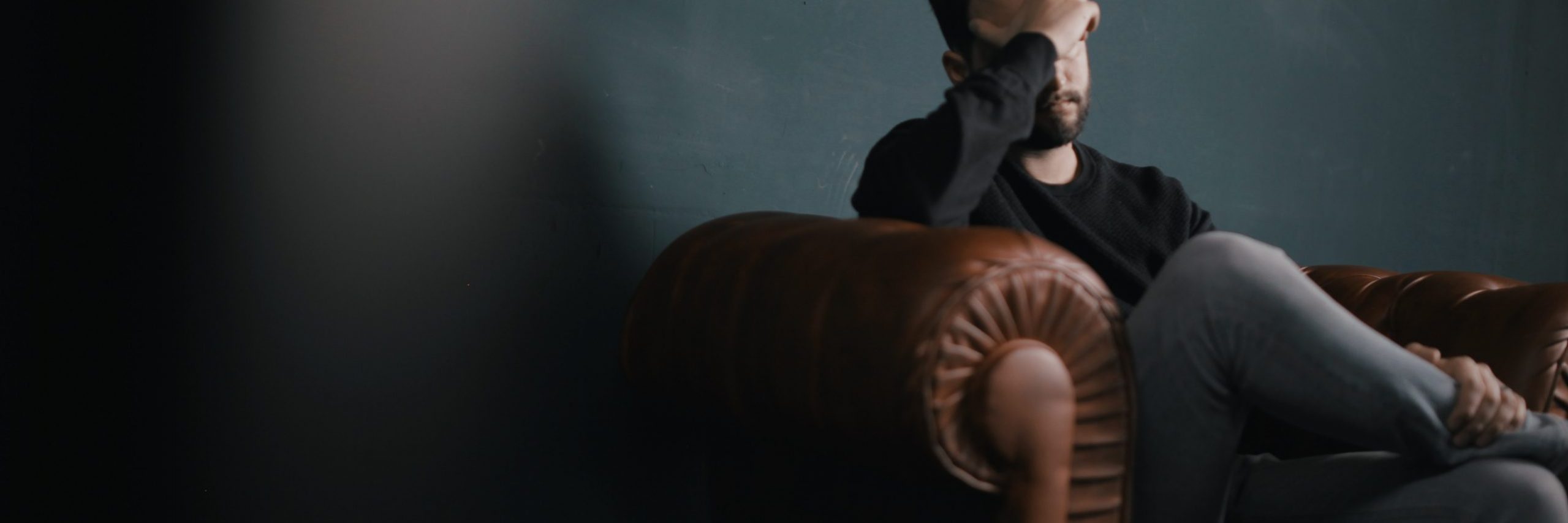 homme broyant des idées noires, subit la rumination mentale