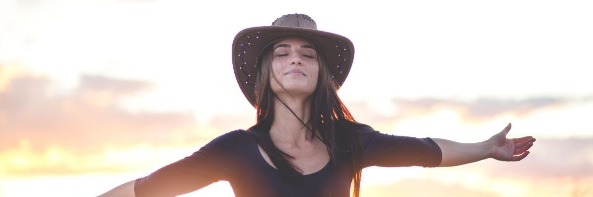 femme épanouie après avoir accepter que pleurer est une voie thérapeutique