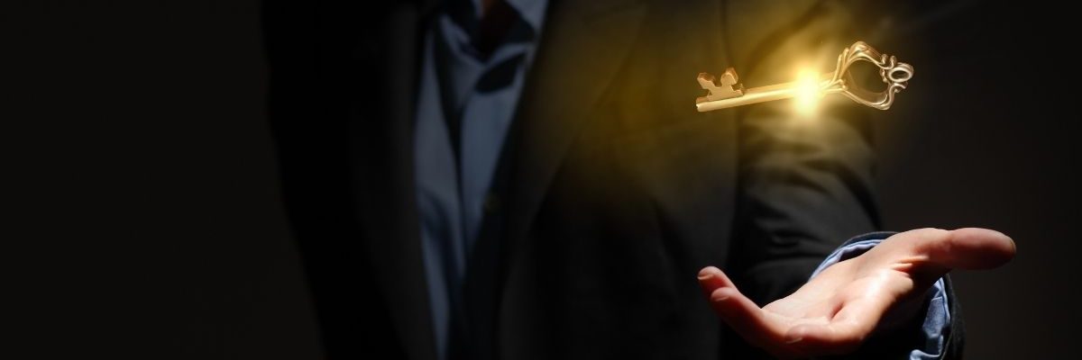 homme s'apprêtant à recevoir la clé qui symbolise sa responsabilisation