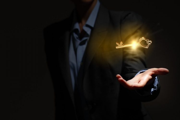 homme s'apprêtant à recevoir la clé qui symbolise sa responsabilisation