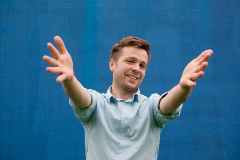 homme heureux de comprendre ses émotions