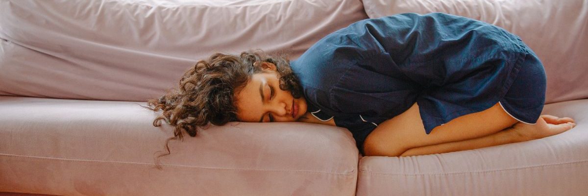 femme souffrant de douleurs physiques inexpliquées