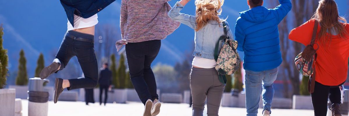 ne plus se victimiser groupe d'amis heureux pour illustrer les meilleures relations sociales quand on ne se victimise plus