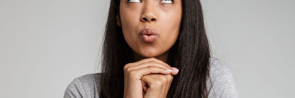 femme qui imagine son futur sans le problème qui l'occupe grâce à la question miracle