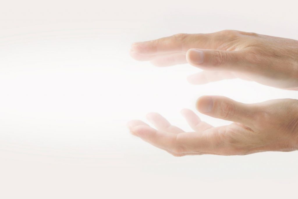 mains lumineuses représentant la guérison par le somatic tracking